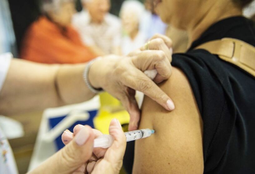 Arapongas aplica 4ª dose contra covid e vacina da gripe