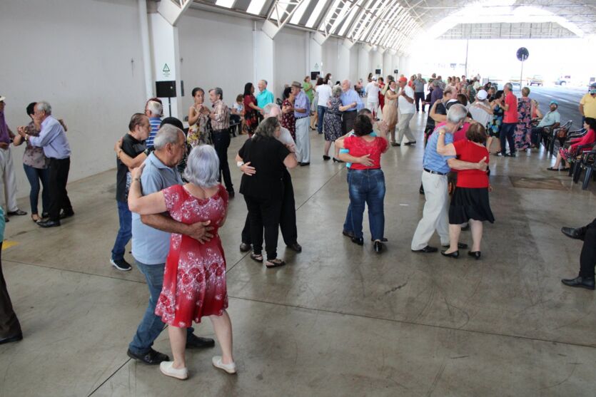 Baile da 3ª idade agita Estação Cultural Milene em Arapongas