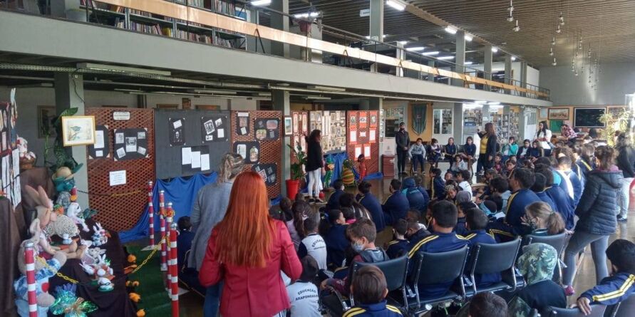 Biblioteca Municipal de Arapongas recebe alunos em Exposição