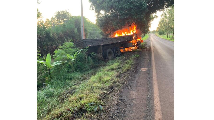 Caminhão fica destruído pelo fogo próximo a São João do Ivaí
