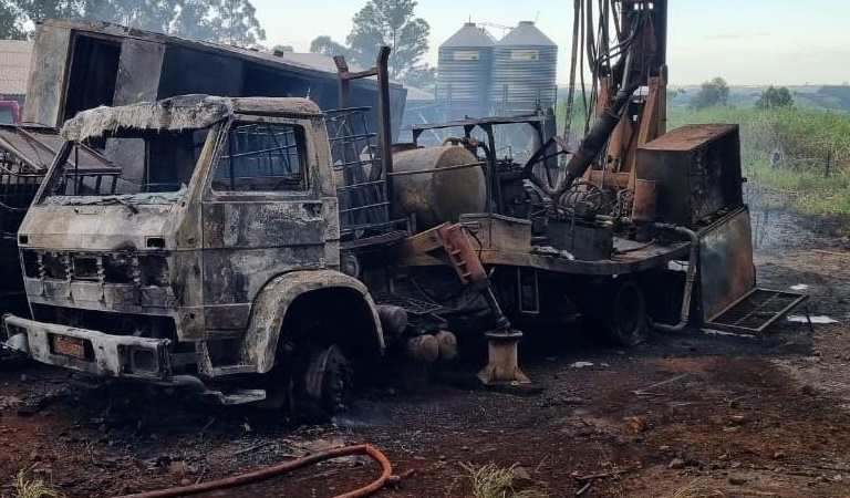 Caminhões são destruídos por incêndio na zona rural; veja