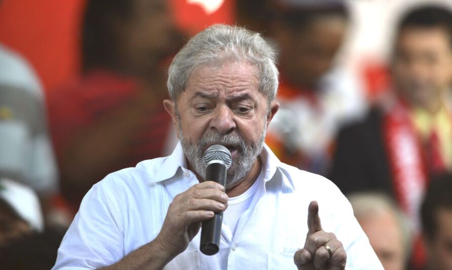Com falta de público, Lula atrasa início de discurso