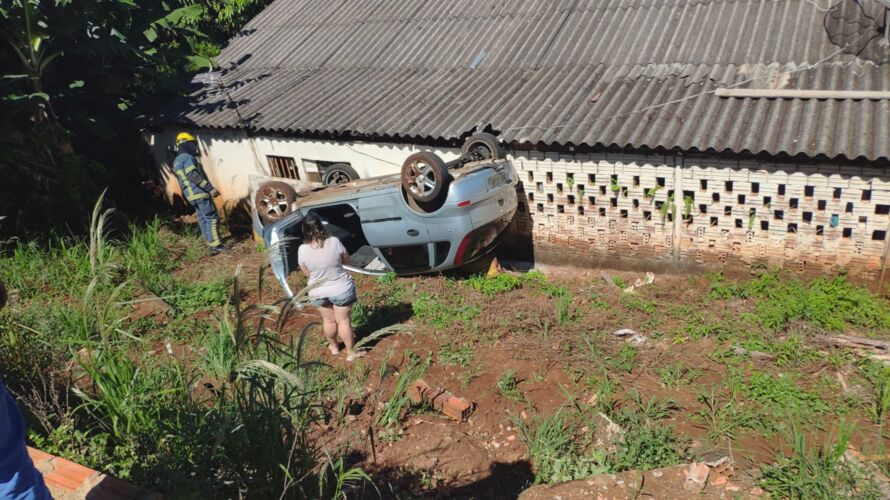 Motorista perde o controle do veículo e capota em Apucarana