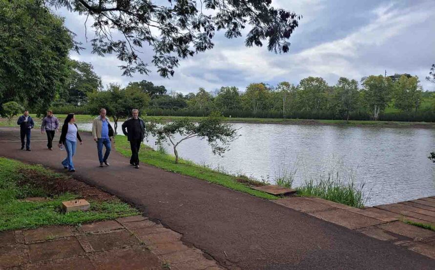 O prefeito Carlos Gil e o vice-prefeito Marcelo Reis estiveram no Lago de Furnas, onde analisaram as necessidades de melhorias