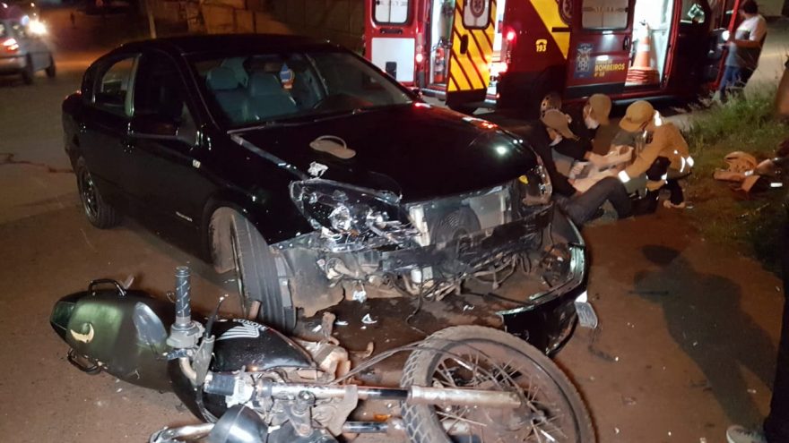Dois jovens ficam feridos após colisão entre carro e moto