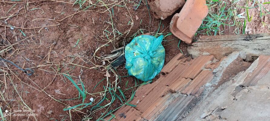 Os bombons estavam escondidos sob uma telha, no quintal da casa do rapaz
