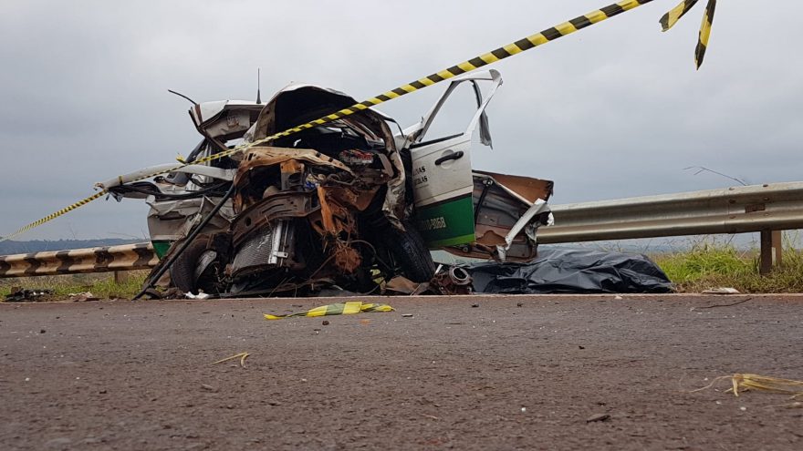 A Fiat Strada, um dos veiculos envolvidos no acidente, ficou totalmente destruida. O motorista morreu