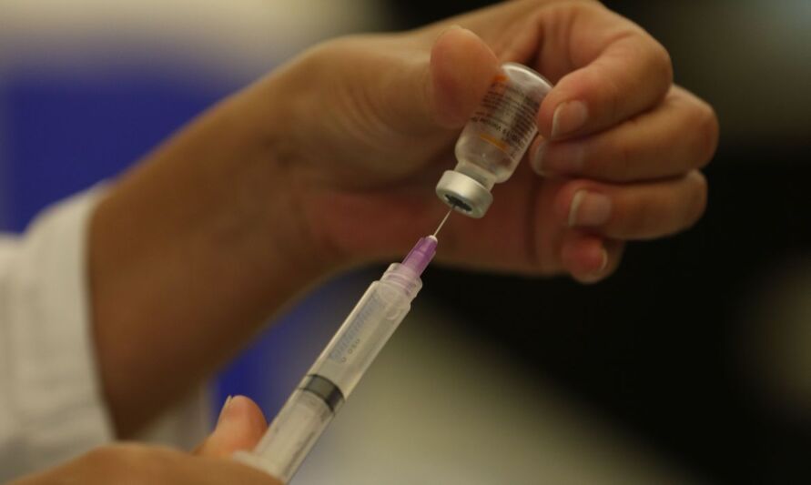 Com doses fracionadas, os pesquisadores também querem reduzir as reações adversas à vacina