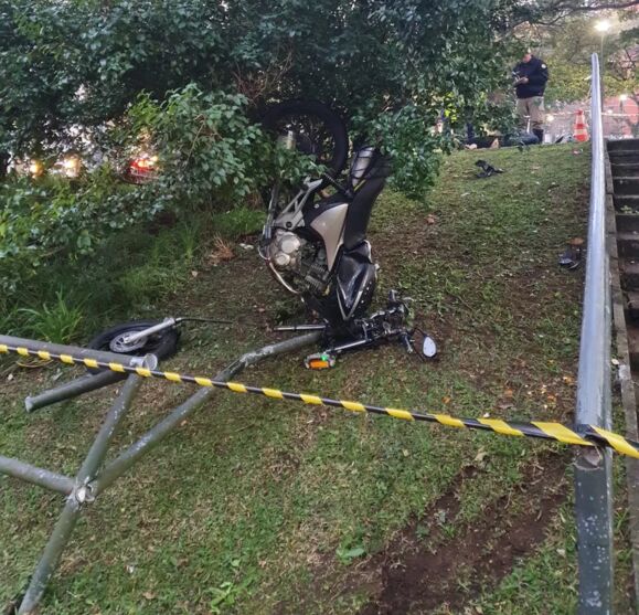 O condutor foi arremessado e a moto foi parar em uma árvore