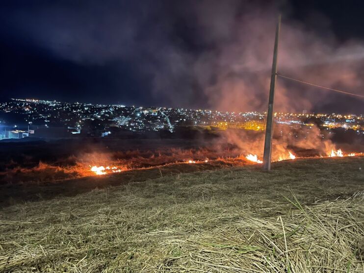Conforme o Corpo de Bombeiros, pelo menos um incêndio florestal é registrado por dia em Apucarana nesta época