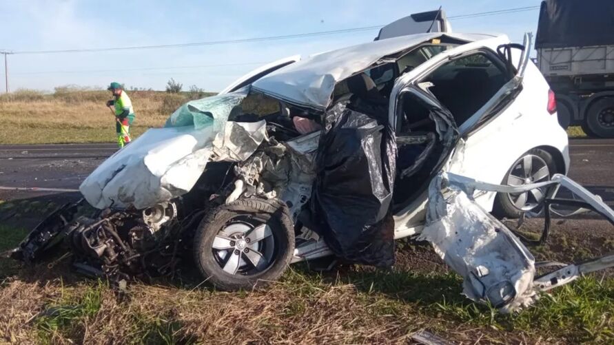 Dois adultos que estavam no carro morreram no local do acidente