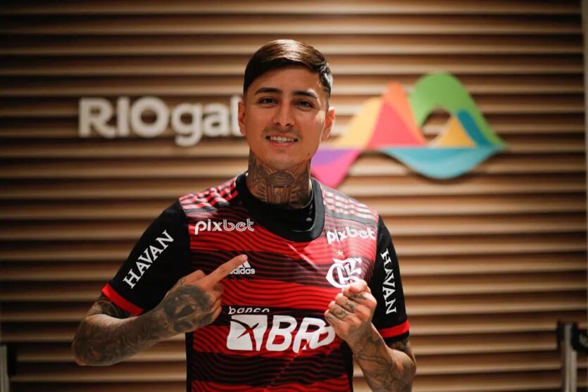 Erick Pulgar, novo reforço, com a camisa do Flamengo