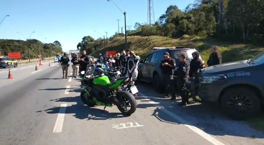 Grupos de motociclistas se encontravam todo domingo para trafegar em alta velocidade