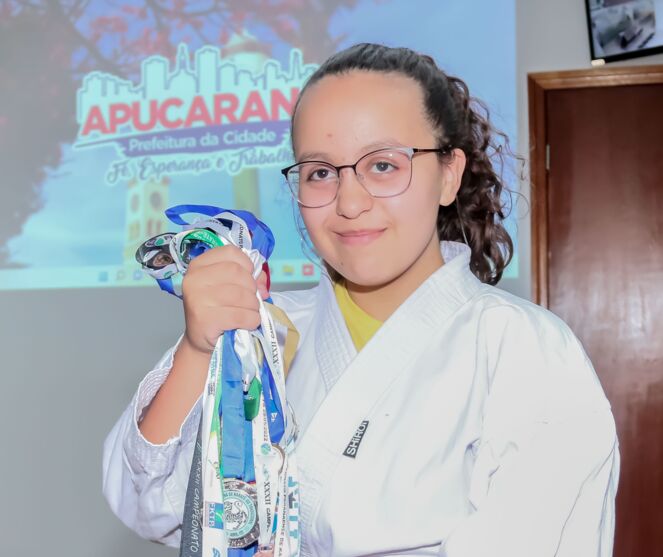 Isabella Caroline Alencar da Silva visitou a Prefeitura de Apucarana nesta sexta (5)