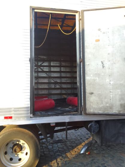 O caminhão estava carregado com camisetas e bonés. Toda a carga está avaliada em quase R$1 milhão.
