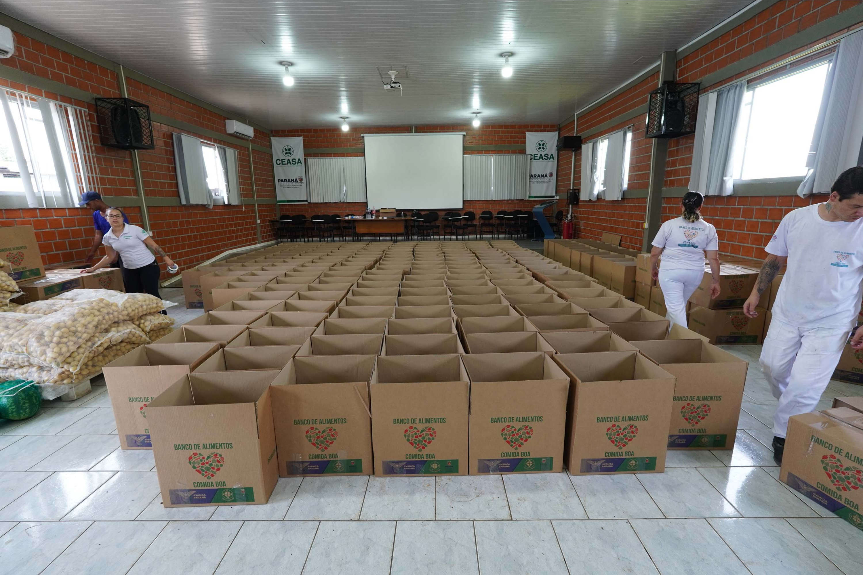 A Sanepar doará 3 mil caixas, com 144 mil copos d'água potável