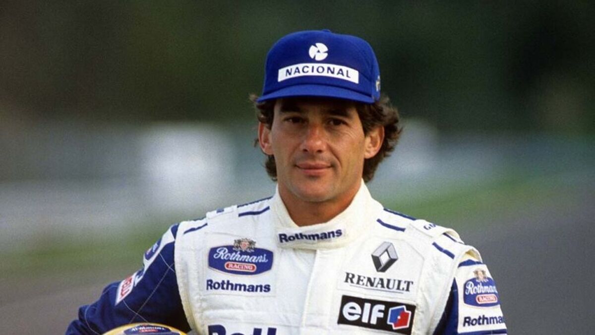 Ayrton Senna usando o boné fabricado em Apucarana