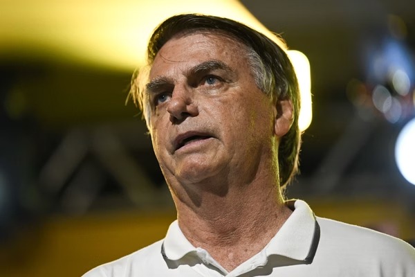 Internado com desconforto intestinal, Bolsonaro é levado para SP