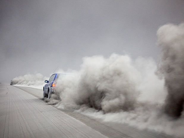 Carros passam por estrada coberta por cinzas do vulcão islandês que vem causando transtornos aos europeus
