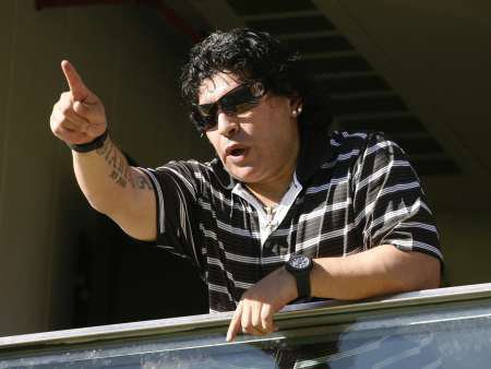 A única vez que Maradona usou terno e gravata na função de técnico foi ao assumir o cargo
