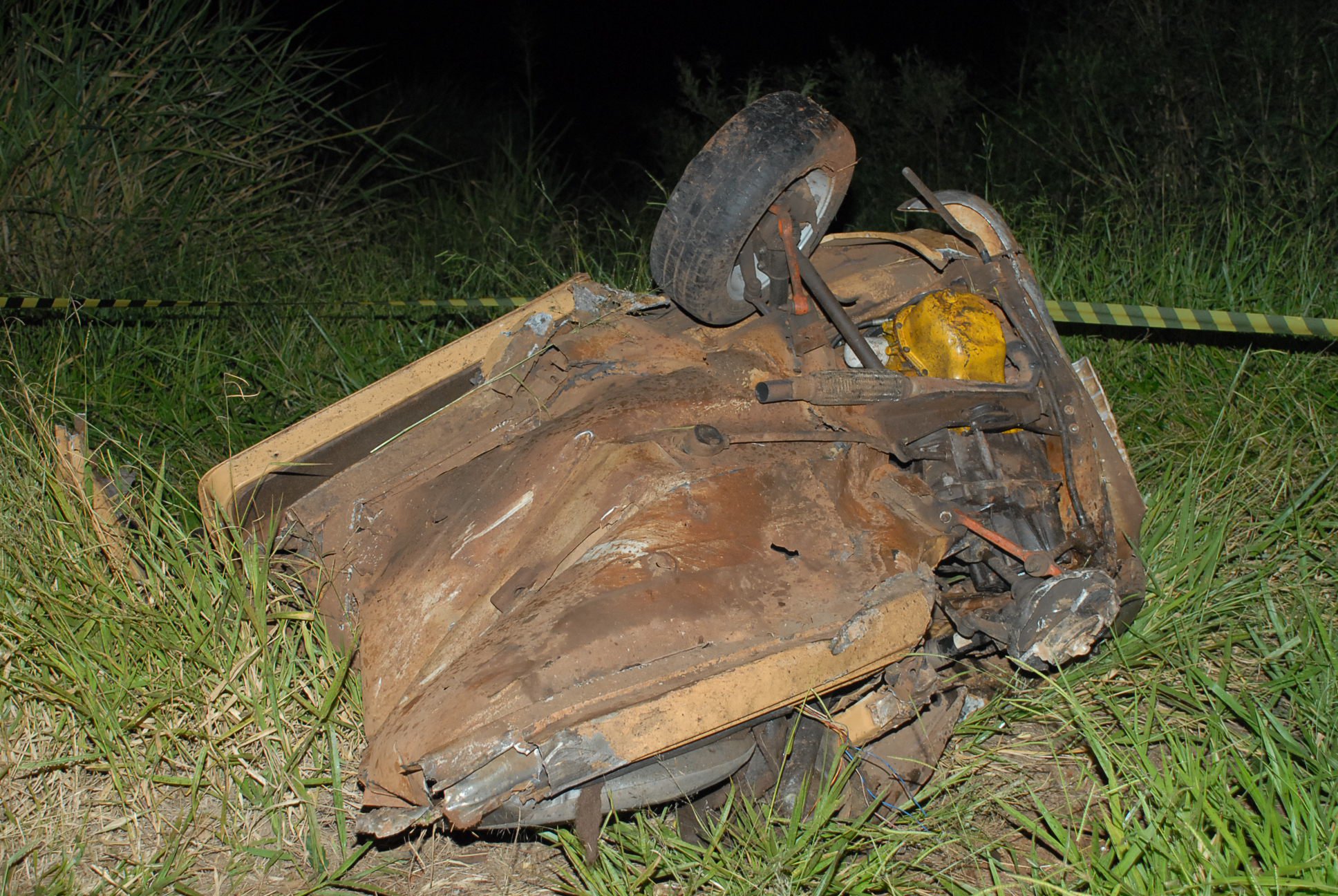 O Fiat 147 foicou partido ao meio e os corpos das vítimas ficaram dilacerados e espalahados na pista