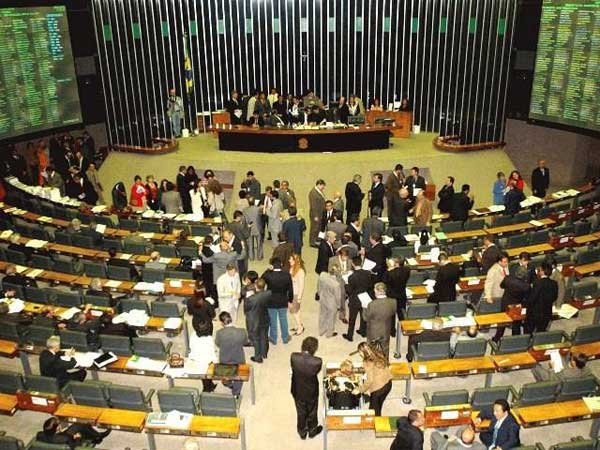 A Câmara adiou para terça-feira a conclusão da votação do projeto "Ficha Limpa"