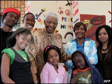 Zenani era símbolo da geração pós-apartheid/Mandela com a família e a bisneta