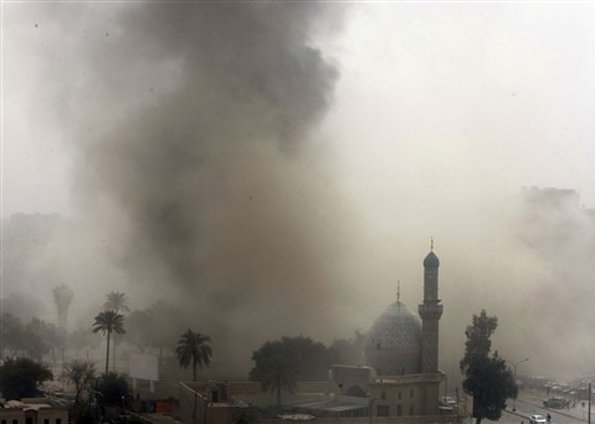 As explosões destruíram a fachada de vidro do Banco do Comércio do Iraque