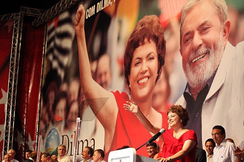 O presidente Lula já foi multado cinco vezes neste ano por suposta propaganda eleitoral irregular