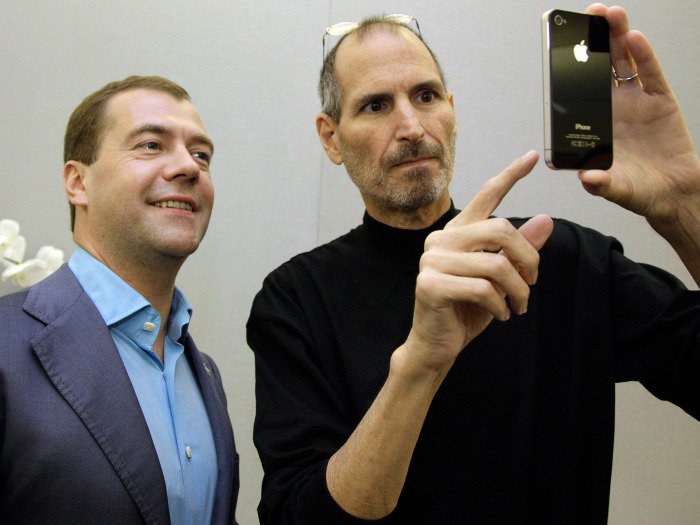 Dmitry Medvedev visitou a sede da Apple nos Estados Unidos