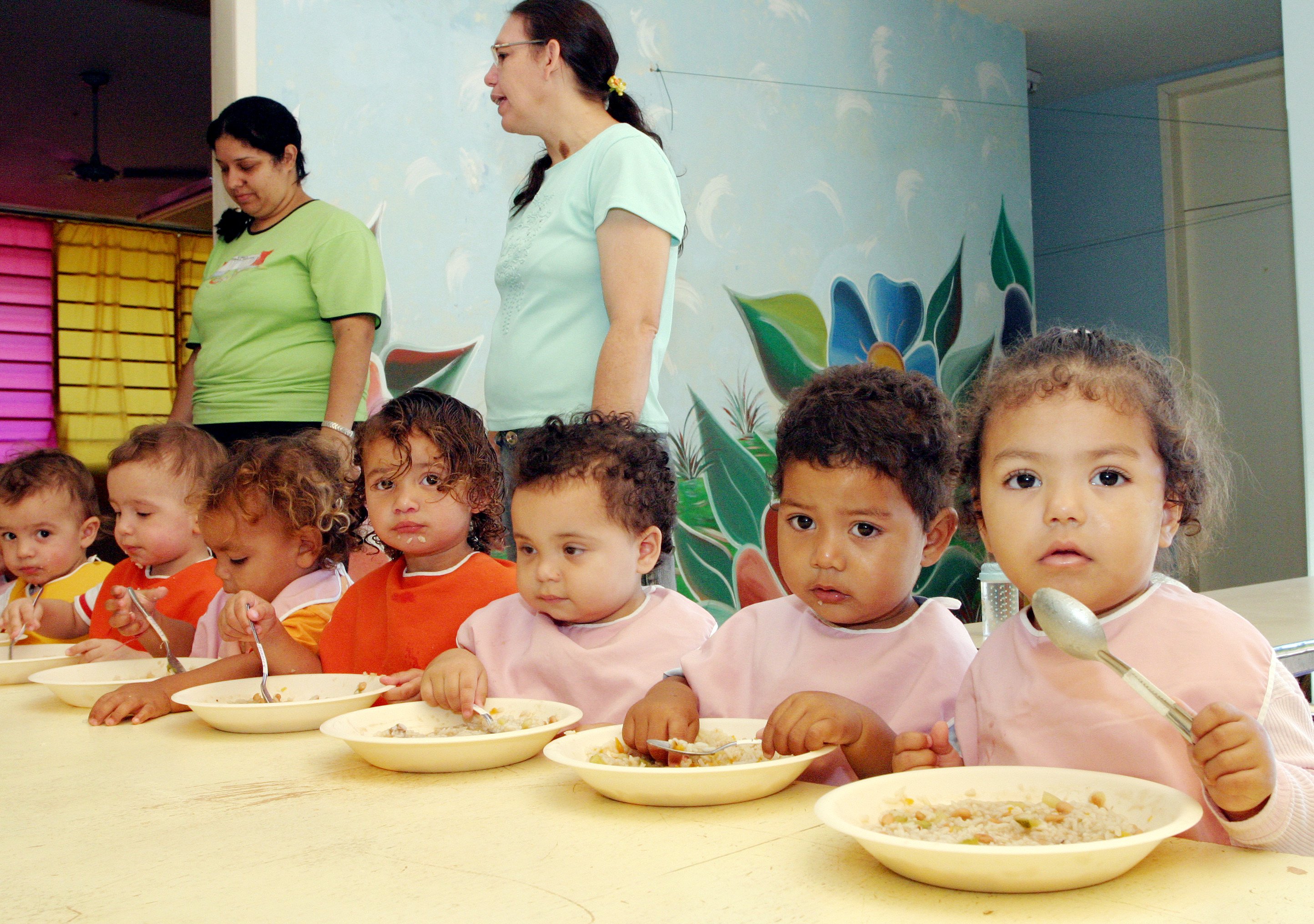 Crianças durante alimentação em creche dem Apucarana