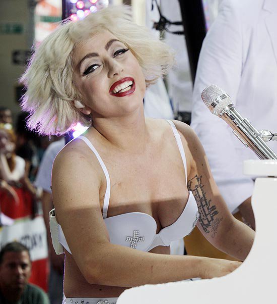 ady Gaga toca em programa de TV em Nova York