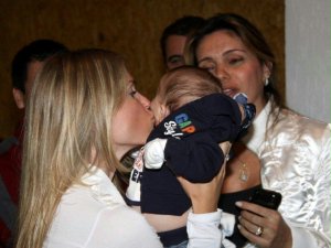 Susana Werner dá carinho ao pequeno Rodrigo, de três meses