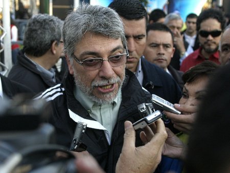 Presidente do Paraguai, Fernando Lugo, conversa com a imprensa em Assunção; médico de Lula o acompanhará em São Paulo