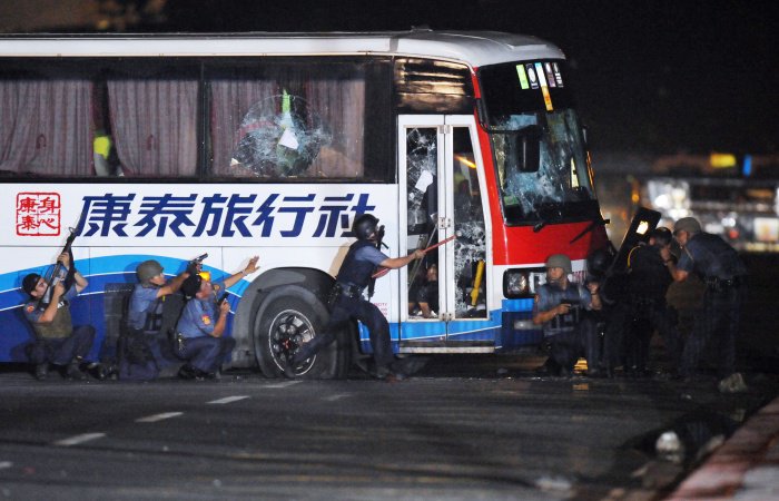 Policiais de grupo de elite tentam invadir ônibus sequestrado em Manila, capital das Filipinas, na última segunda (23)