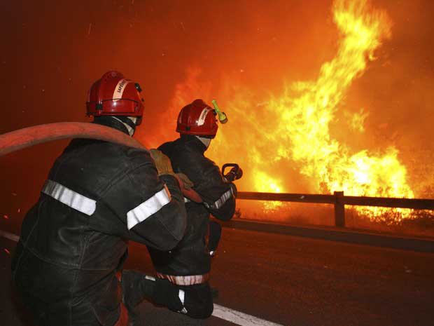 O fogo é combatido em três frentes distintas - norte, oeste e sudeste -, com o objetivo de evitar a propagação das chamas até Montpellier, distante apenas 10 km da área em chamas.