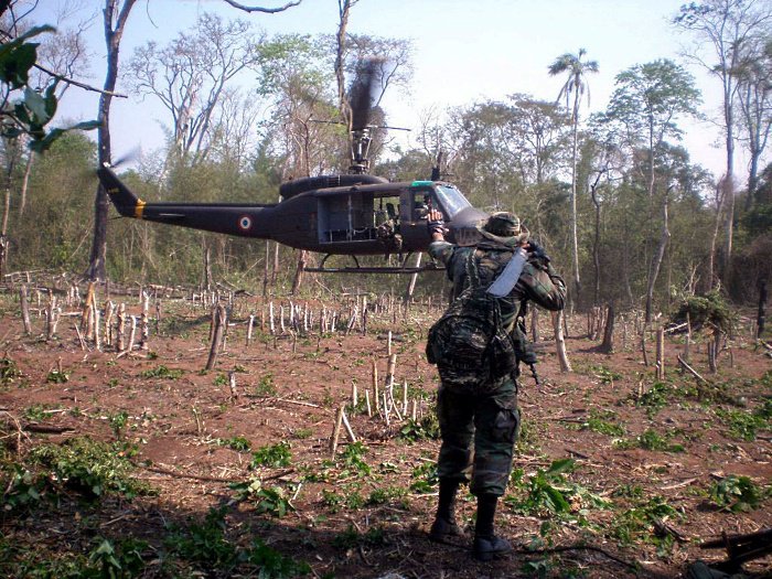Helicóptero decola durante operação que destruiu 82 hectares de maconha na fronteira entre o Paraguai e o Brasil