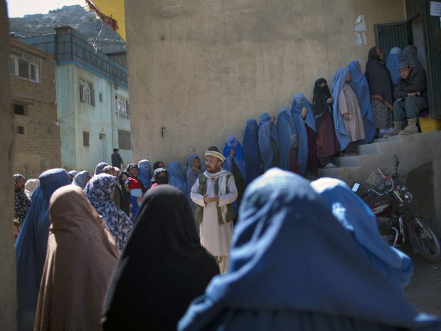 Mulheres em Cabul fazem fila para participar das eleições parlamentares no Afeganistão