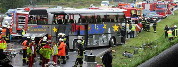 Equipes de resgate vasculham local do acidente, que matou 11 pessoas na Alemanha neste domingo (26)