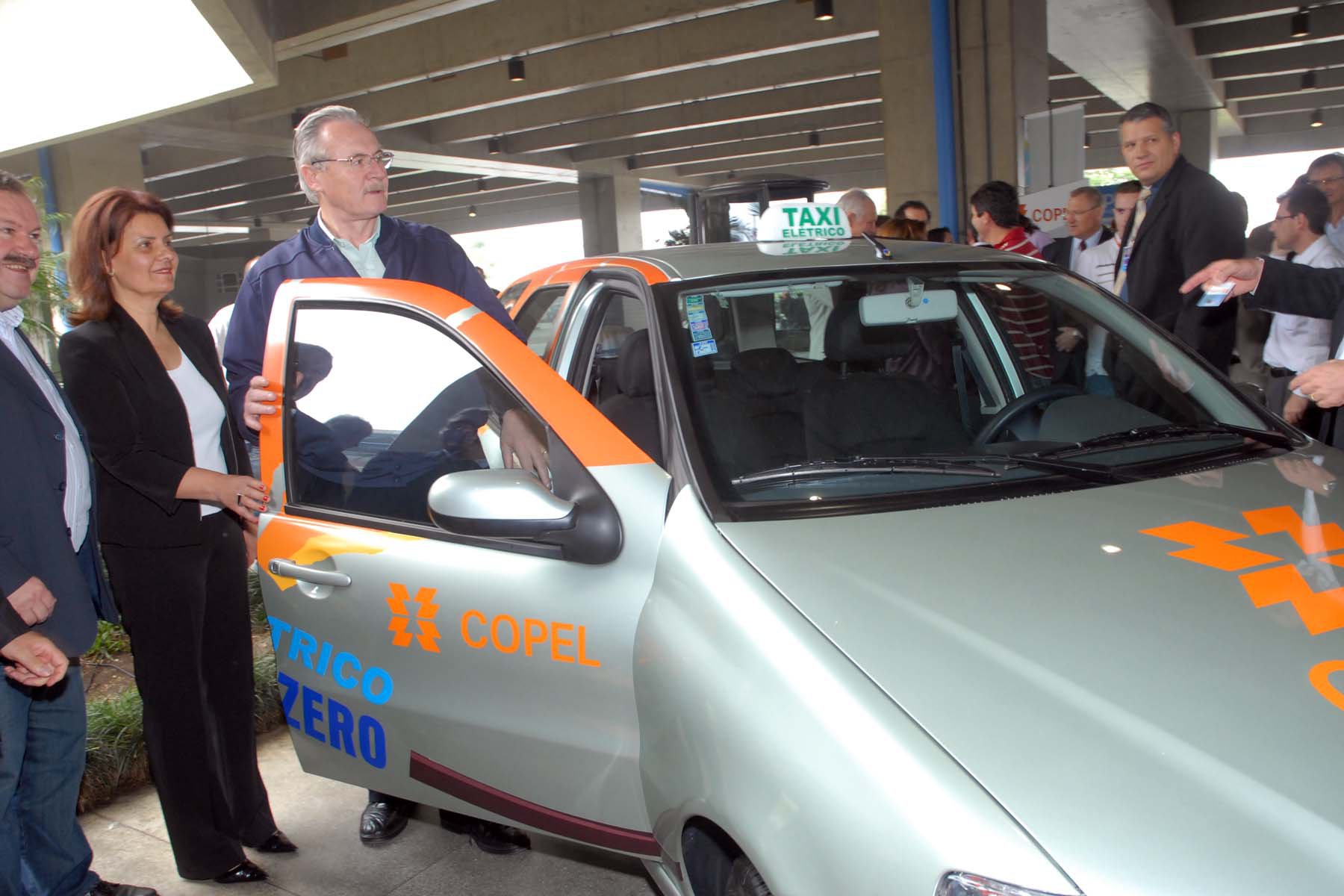 O governador Orlando Pessuti esteve no lançamento do totem de abastecimento do carro elétricono Aeroporto Afonso Pena
