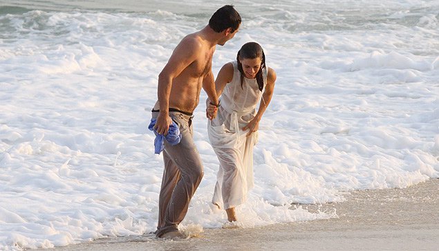 Os atores Rodrigo Lombardi e Carolina Dieckmann em gravação de cena na praia da Macumba, zona oeste do Rio de Janeiro