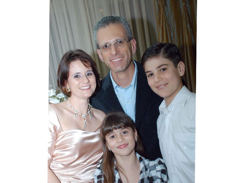 Destaque para o elegante casal Michele Lázaro Grassano Gouveia e Fernando Gouveia, junto dos filhos Leonardo e Letícia