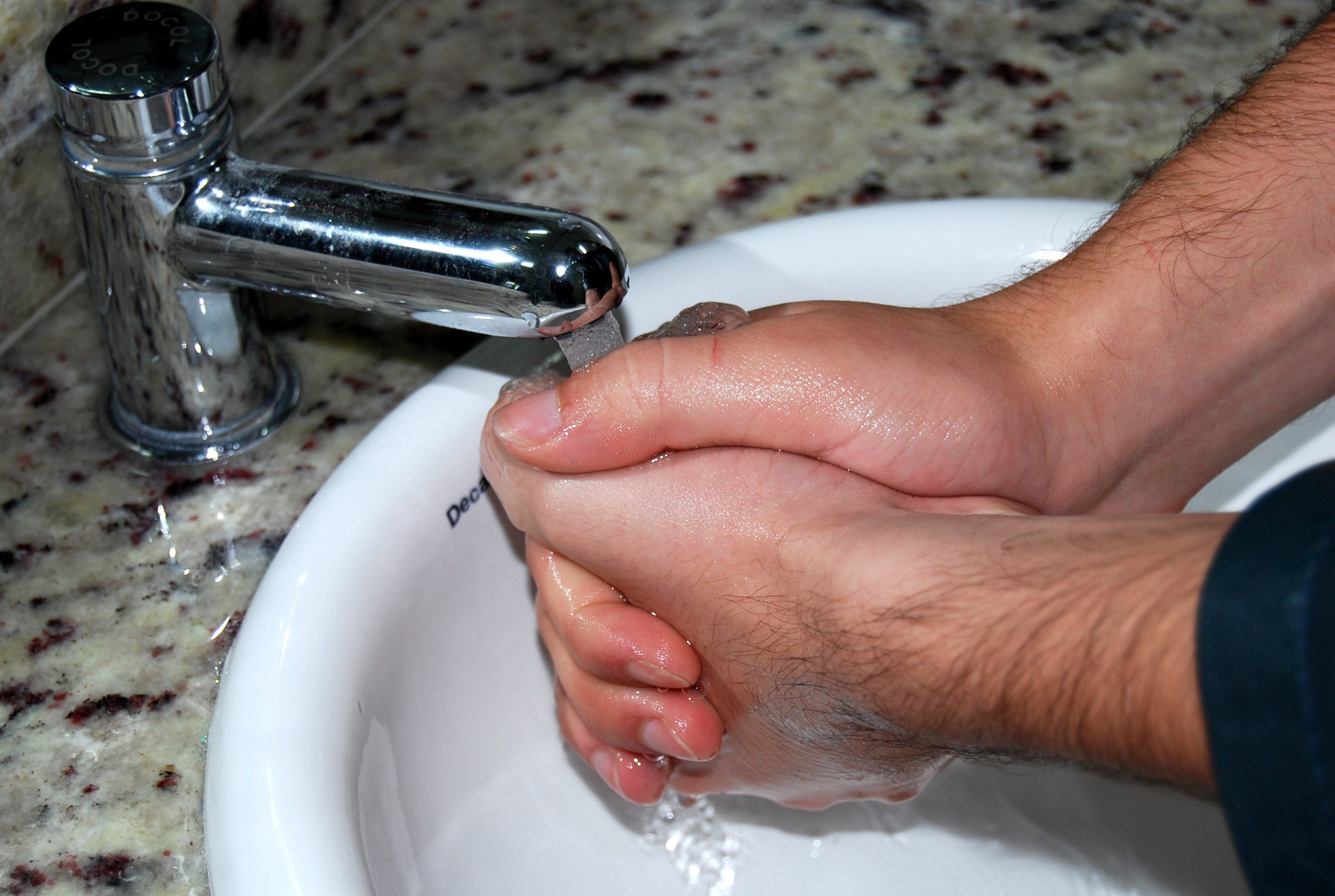 Lavar as mãos evita doenças como gripe e conjuntivite