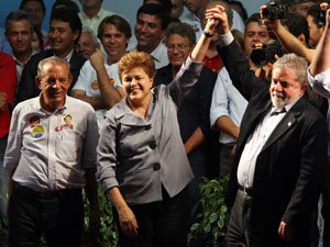 A candidata Dilma Rousseff, entre o presidente Luiz Inácio Lula da Silva e o candidato a governador de GO Iris Rezende (PMDB), durante comício nesta terça (19) em Goiânia