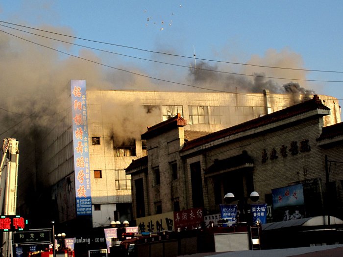 Imagem mostra fumaça saindo do prédio do shopping chinês após incêndio que matou 17 pessoas