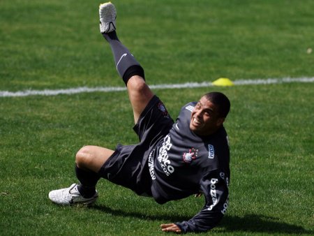 Ronaldo é gol: artilheiro fez o único tento do Corinthians