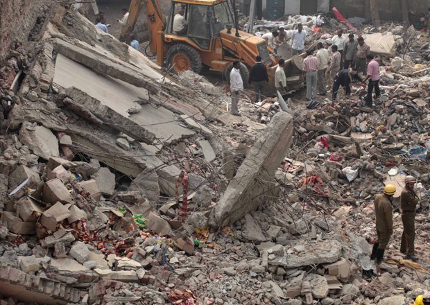 Equipes prosseguiam nesta quarta-feira (17) a remoção de destroços em prédio que caiu em Nova Délhi, capital da Índia, dois dias antes