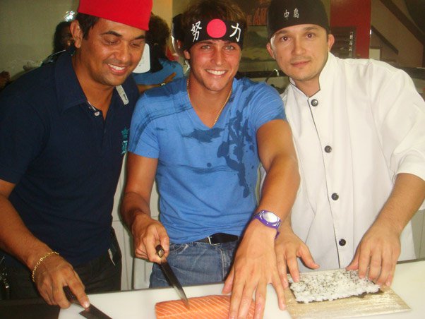 Felipe Dylon aprende a fazer sushi
