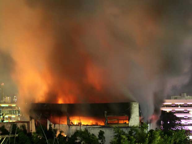 Incêndio no prédio da Oi em Salvador teve início na manhã desta terça-feira (21). À noite, o Corpo de Bombeiros ainda não havia debelado as chamas