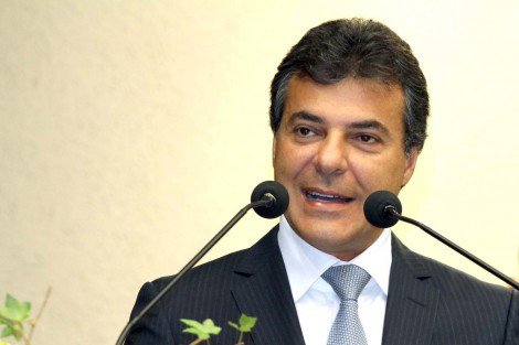O governador do Paraná, Beto Richa (PSDB), oficializou ontem, durante reunião com o secretariado, as três primeiras medidas do pacote de ajuste fiscal adotado pelo Estado